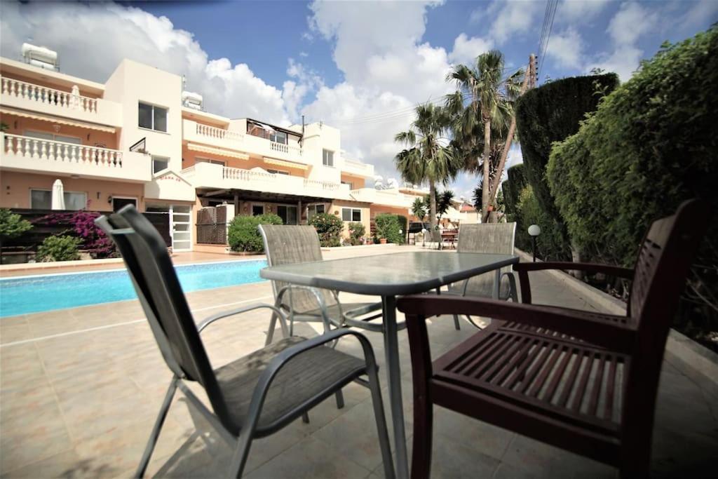 Central Pool-Side 2 Bedroom Apartment In بافوس المظهر الخارجي الصورة