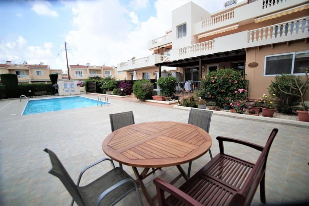 Central Pool-Side 2 Bedroom Apartment In بافوس المظهر الخارجي الصورة