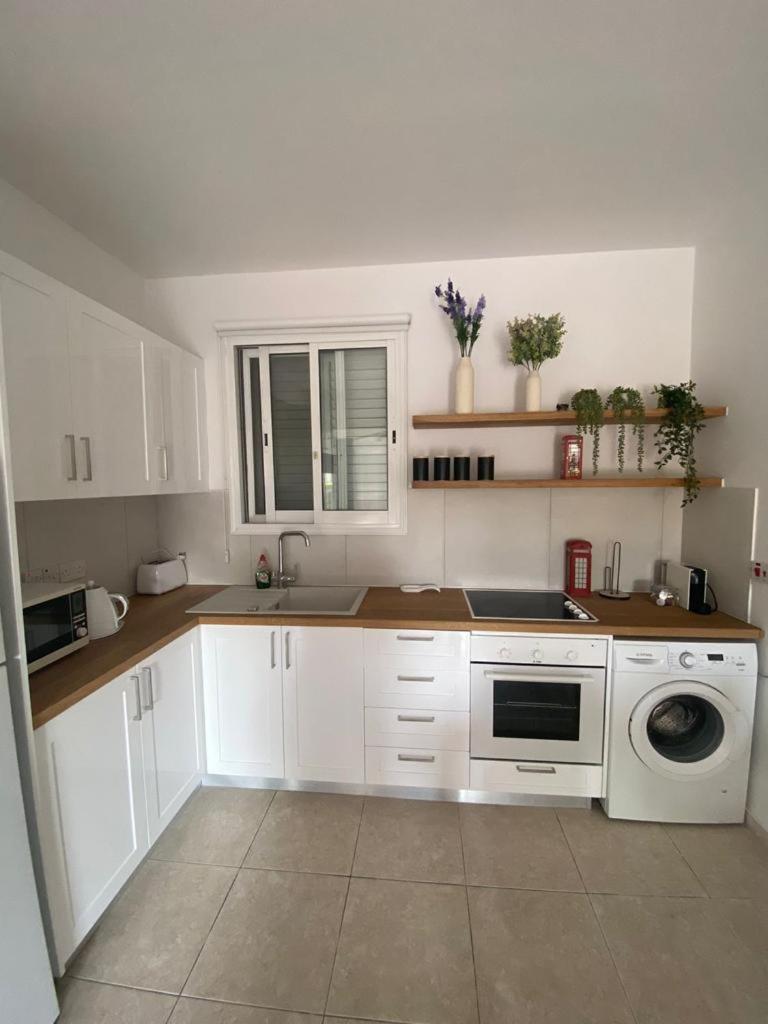 Central Pool-Side 2 Bedroom Apartment In بافوس المظهر الخارجي الصورة